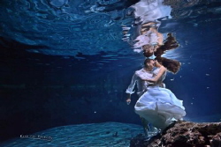 shooting in Meixo cenotes with 3 flashlights by Pierre Violle 